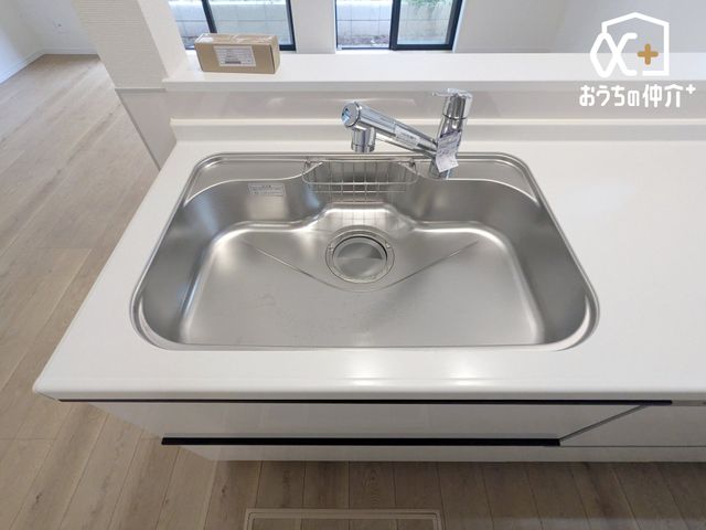 �L�b�`�� �������Ȃ��炲�Ƒ��̂��炪�����L�b�`���ł��B�����������q�l�̗l�q���킩��̂ŁA���S���Ă������Ɏ��g��ł��������܂��B�������΂ɂ��邩���b�����R�ƒe�݂܂��B