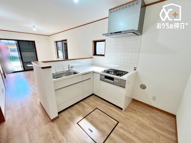 �L�b�`�� �`�E�`Kitchen�`�E�`�@�Ƒ��Ɖ�b���y���߂�L�b�`���ł��B�������΂ɂ��邩��A��b�����R�Ƃ͂��݂܂��B�܂��A���r���O�̗l�q���킩��̂ň��S���č�ƂɏW���ł��܂��ˁB