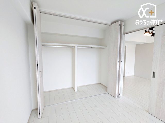 ���[ �������[�͂�����s�N���[�[�b�g�t�t���̂������ł��B�ߗށE���E�X�q�E�A�N�Z�T���[��G�߉Ɠd�Ȃǂ��܂Ƃ߂Ď��[�ł��A�������̍L���X�y�[�X���������A��������Ƃ�����Ԃ��ۂ���܂��B