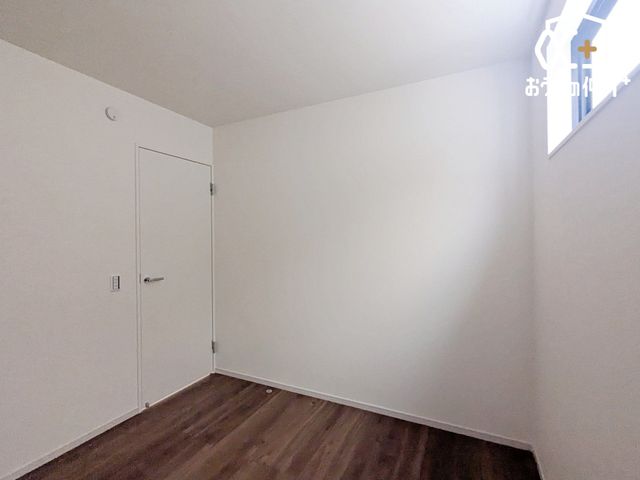 ���[ �Â��ɏW���ł���4.5���̔[�˃X�y�[�X�B�f�X�N�⏑�I��u���ă����[�g���[�N�����⏑�ցA�I�����C�����Ƃ̋�ԂƂ��čœK�ł��B���d�����ɖv���ł��鎩�����Ԃ����o���܂��B