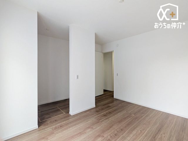 �Q�� �E�H�[�N�C���N���[�[�b�g�t���̐Q���̗l�q�ł��B�o���R�j�[������̒g���ȗz�˂��ƁA���[�͂��L�x�ȃE�H�[�N�C���N���[�[�b�g���t���Ă���Q���́A���X�̕�炵������w�L���ȕ��֕ς��Ă���܂��B