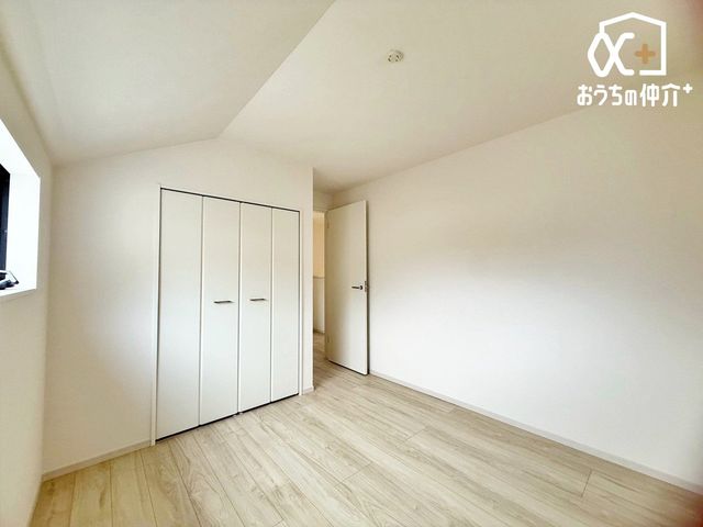 �q������ �q�������ɃI�X�X����5.2���m���̗l�q�B�傫�߂̃N���[�[�b�g���t���Ă��邽�߁A���q�l�̕׋�����E�ߗޓ����֗��Ɏ��[�\�ł��B
