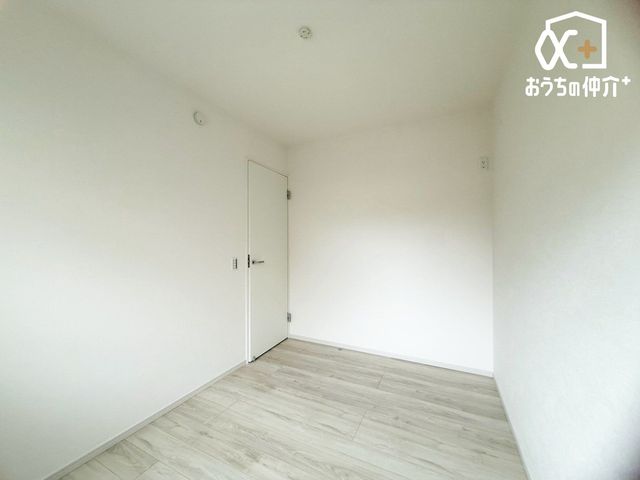 ���̑����� �L�b�`�����Ɉʒu����4.3���֗̕��Ȕ[�˃X�y�[�X�I�H���i����H�̃X�g�b�N�A��e�ʂ̒������Ȃǂ��܂Ƃ߂Ď��[�ł���p���g���[�Ƃ��ďd�󂵂܂��B�L�b�`���X�y�[�X�����ł���������������ۂĂ܂��B