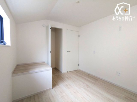 ���̑����� �Q�ʍ̌��Ŗ��邢�����B�q���������A�d���̃X�y�[�X�ɂ��œK�ł��B