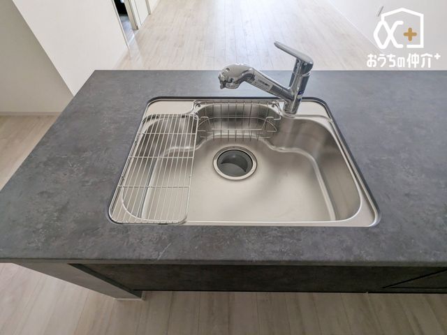 �L�b�`�� �������Ȃ��炲�Ƒ��̂��炪�����L�b�`���ł��B�����������q�l�̗l�q���킩��̂ŁA���S���Ă������Ɏ��g��ł��������܂��B�������΂ɂ��邩���b�����R�ƒe�݂܂��B