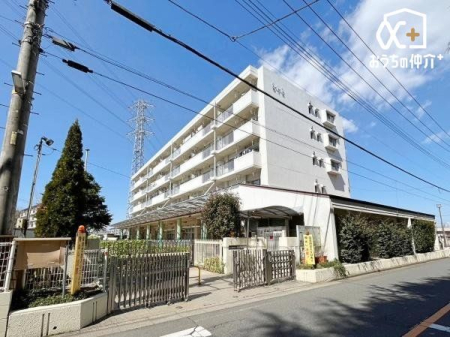 ���ӊ� ������ܕۈ牀 �k��8���B�q�ǂ������̏Ί�ƕی�҂̏Ί炪�������E���̏Ί�̌��ł��B �Ί�̂��߂̕ۈ�����H���܂��B 640m
