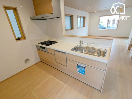 �L�b�`�� ���r���O�����n����Ζʕ��̔z�u�ŁA�Ƒ��Ƃ�����ׂ肵�Ȃ���y����������������܂��B