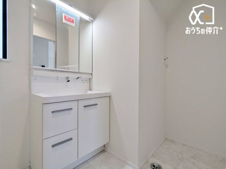 ���ʑ�E���ʏ� �������̂�����ʏ��́A�V���v���ł���Ȃ���@�\�I�ȃf�U�C���������B�L�߂̃X�y�[�X�Ǝ��[���[�����Ă���A�����̐g�x�x�₨����ꂪ�X���[�Y�ɍs���܂��B
