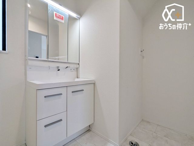 ���ʑ�E���ʏ� �������̂�����ʏ��́A�V���v���ł���Ȃ���@�\�I�ȃf�U�C���������B�L�߂̃X�y�[�X�Ǝ��[���[�����Ă���A�����̐g�x�x�₨����ꂪ�X���[�Y�ɍs���܂��B