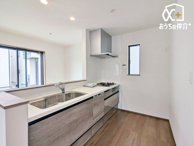 �L�b�`�� �`Kitchen�`�Ƒ��Ɖ�b���y���߂�L�b�`���ł��B���΂ɂ���̂ŉ�b�����R�Ƃ͂��݂܂��B�܂����r���O�̗l�q���킩��̂ŁA���S���č�ƂɏW���ł��܂��B