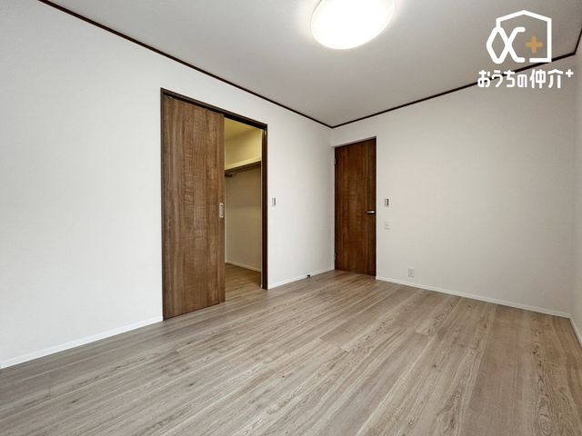 �q������ �q�������ɃI�X�X����6���m���̗l�q�B�E�H�[�N�E���N���[�[�b�g���t���Ă��邽�߁A���q�l�̕׋�����E�ߗށE�Q����֗��Ɏ��[�\�ł��B