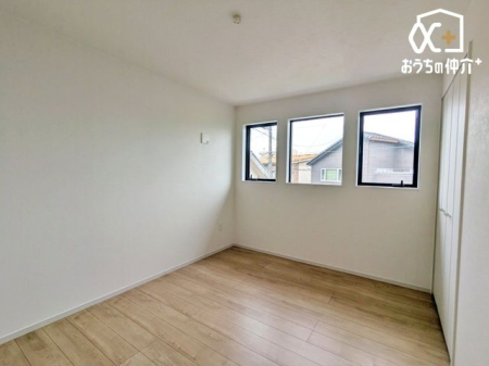 ���̑� 6.0���̗m���̗l�q�ł����������锒�ǂƖؖڏ��̗m���B�x�b�h�Ɗ���u���Ă�������������A�w�K���ɏW���ł��閾�邢��Ԃł��B�����͏��ւ⃊���[�g�w�K�X�y�[�X�Ƃ��Ă�����B