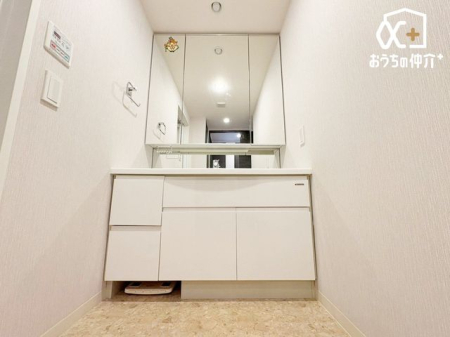 ���ʑ�E���ʏ� �������̂�����ʏ��́A�V���v���ł���Ȃ���@�\�I�ȃf�U�C���������B�L�߂̃X�y�[�X�Ǝ��[���[�����Ă���A�����̐g�x�x�₨����ꂪ�X���[�Y�ɍs���܂��B