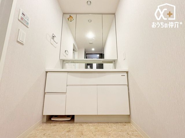 ���ʑ�E���ʏ� �������̂�����ʏ��́A�V���v���ł���Ȃ���@�\�I�ȃf�U�C���������B�L�߂̃X�y�[�X�Ǝ��[���[�����Ă���A�����̐g�x�x�₨����ꂪ�X���[�Y�ɍs���܂��B