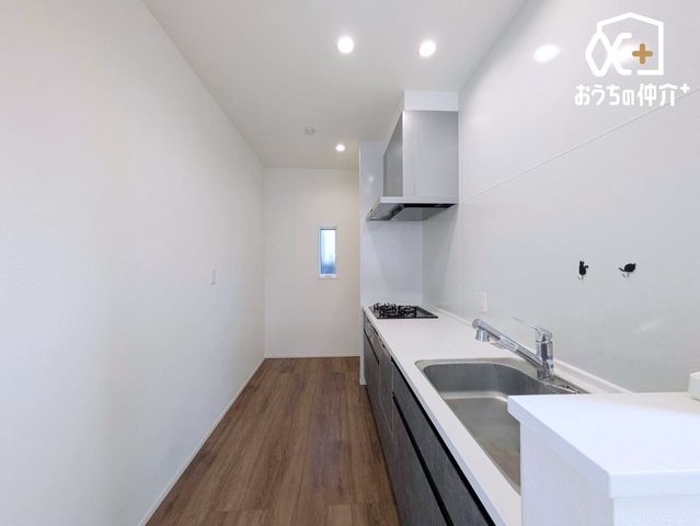 �L�b�`�� ��ƂɏW���ł���Ǖt���L�b�`���B�܂��A�ڂ̑O�ɕǂ����邱�Ƃɂ���ĉ���̔�юU��Ȃǂ��C�ɂ����ɍ�Ƃ��ł���Ƃ��������b�g������܂��B