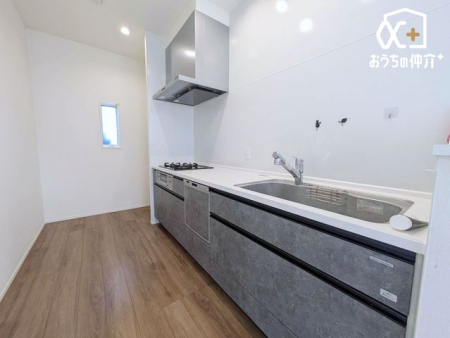 �L�b�`�� ��ƂɏW���ł���Ǖt���L�b�`���B�܂��A�ڂ̑O�ɕǂ����邱�Ƃɂ���ĉ���̔�юU��Ȃǂ��C�ɂ����ɍ�Ƃ��ł���Ƃ��������b�g������܂��B
