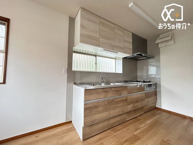 �L�b�`�� ��^�̗①�ɂ�A���[��u���Ă��������g����L�b�`���ɂȂ��Ă���܂��B�����͂��q�l�ƈꏏ�ɂ������̂����Ԃ����L���邱�Ƃ��\�ł��B�L�X�L�b�`���͉Ƃ̒��S�I�Ƒ��̉�b�������ƒe�݂܂��ˁI