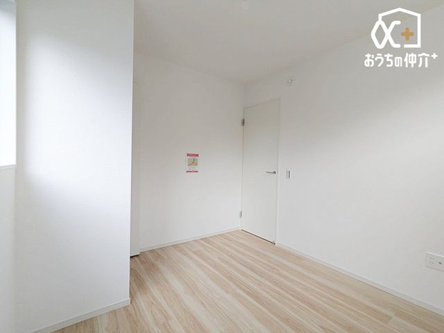 �q������ �q�������ɃI�X�X����4.8�����m���̗l�q�ł��N���[�[�b�g���t���Ă��邽�߁A���q�l�̕׋�����E�ߗށE�Q����֗��Ɏ��[�\�ł��I�q�������Ƃ��Ă��\���ȍL�������邨�����ł��B�Ƒ��X�̈��炬�̋�Ԃ��m�ہc