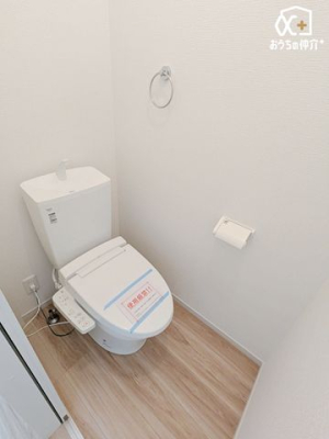 �g�C�� 2�K�̉������֍��t�g�C���ł����ƖؖڂŐ������̂��鉷�����֍��t�g�C���B���C������p���A���L�⏬�����[�𐮂���΁A�����������������������ԂɁB�Ɩ����_�炩������Έ��������y���B