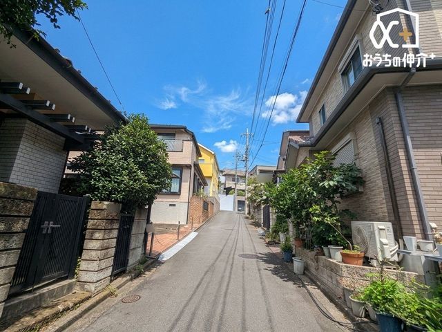 ���̑� ������悤�Ȑ��w�i�ɁA���z�̉��b�𑶕��Ɏ󂯂�B�L�т₩�ŊJ���I�Ȓ��]�ƁA�����Ղ�ƍ~�蒍���z���ɁA�����ɏZ�܂��ґ�������Ǝ������Ē����܂��B