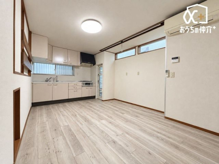 ���r���O ���邢�F�����̏��ނ��̗p�����A�J�����̂���LDK�ł��B�Ƌ�z�u�����₷���A�Ƒ��ł������߂������ԂƂȂ��Ă��܂��BCG���H�ɂĉƋ�������s���Ă��܂�