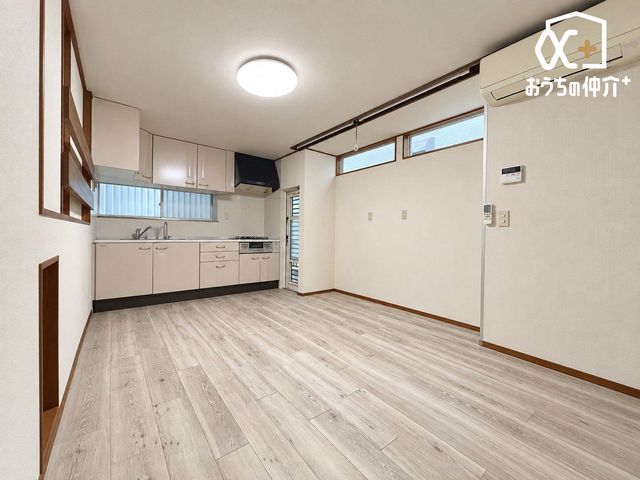 ���r���O ���邢�F�����̏��ނ��̗p�����A�J�����̂���LDK�ł��B�Ƌ�z�u�����₷���A�Ƒ��ł������߂������ԂƂȂ��Ă��܂��BCG���H�ɂĉƋ�������s���Ă��܂�