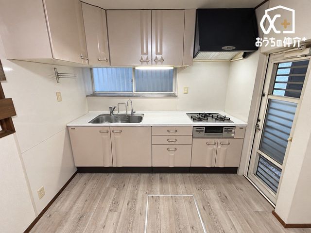 �L�b�`�� ���[�͂̂���V�X�e���L�b�`���B��ƃX�y�[�X����������m�ۂ���Ă���A�����̂����������K�ɂ��Ȃ������ł��BCG���H�ɂĉƋ�������s���Ă��܂�