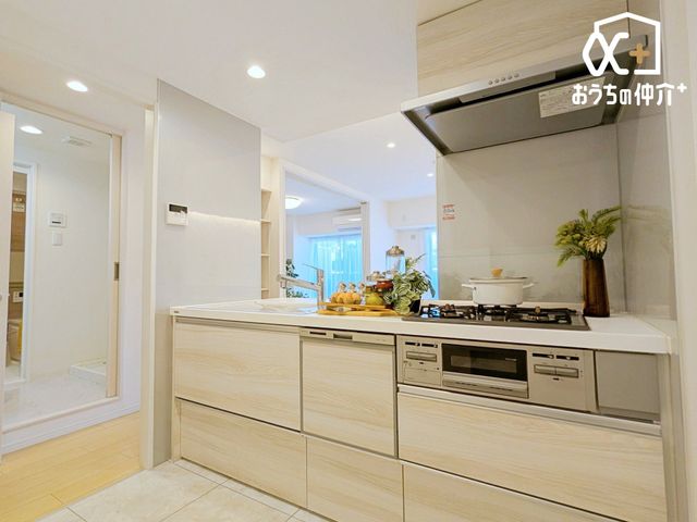�L�b�`�� �Ζʎ��J�E���^�[�L�b�`�����̗p���Ă���A�����������r���O�ɂ��邲�Ƒ��Ɖ�b���e�݂܂��B���q�l�̗l�q�������Ȃ�����S���ĉƎ����ł���A�����݂̂�����K�Ȓc����Ԃł��B