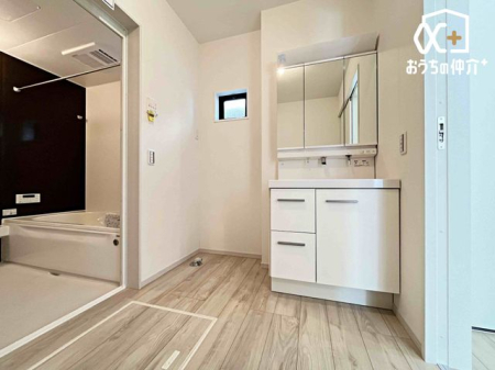 ���ʑ�E���ʏ� �������̂�����ʏ��́A�V���v���ł���Ȃ���@�\�I�ȃf�U�C���������B�L�߂̃X�y�[�X�Ǝ��[���[�����Ă���A�����̐g�x�x�₨����ꂪ�X���[�Y�ɍs���܂��B