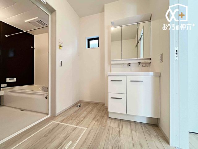 ���ʑ�E���ʏ� �������̂�����ʏ��́A�V���v���ł���Ȃ���@�\�I�ȃf�U�C���������B�L�߂̃X�y�[�X�Ǝ��[���[�����Ă���A�����̐g�x�x�₨����ꂪ�X���[�Y�ɍs���܂��B
