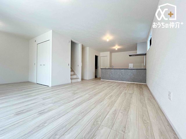 ���r���O �L�X�Ƃ����J�����̂��郊�r���O���[���͉Ƒ��̌e���̏�ɍœK�ł��B���[�X�y�[�X���[�����Ă���A�X�b�L���Ƃ�����炵�������܂��B