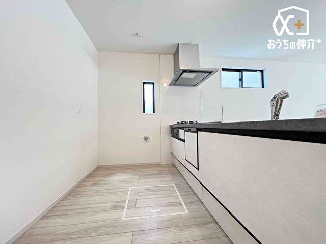 �L�b�`�� �Ƒ��Ɖ�b���y���߂�L�b�`���ł��B�������΂ɂ��邩��A��b�����R�Ƃ͂��݂܂��B�܂��A���r���O�̗l�q���킩��̂ň��S���č�ƂɏW���ł��܂��ˁB