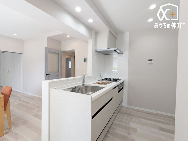 �L�b�`�� �Ƒ��Ƃ̉�b���e�ޑΖʎ��J�E���^�[�L�b�`���B�����������r���O�S�̂����n���邽�߁A�����Ȃ��q�l�����邲�ƒ�ł����S�ł��B���[�X�y�[�X���L�x�ŁA��������Еt�����������ȋ�Ԃ�ۂĂ܂��B
