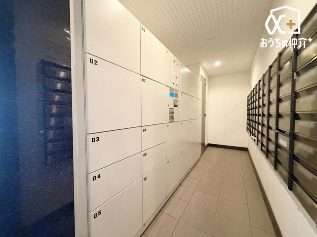 ���̑� �W���|�X�g�E��z�{�b�N�X�̗l�q�ł��B����̏ꍇ�ł����S���ĉו��̂��󂯎�肪�\�ȑ�z�{�b�N�X�ƁA�Y��Ɏ��������ꂽ�W���|�X�g�ł��B