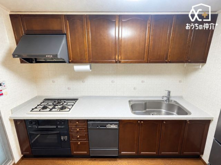 �L�b�`�� ���������̉��H�����Ă���܂��B�����Ǝʐ^�ɑ��Ⴊ����ꍇ�͌����D��ƂȂ�܂��B���[�L�x�ŁA�����X�y�[�X���L���̂ŗ���������ۂ͊������|�C���g�ł��B�L�b�`�����ɂ̓o���R�j�[�ɏo��鏟���������܂��B