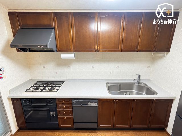 �L�b�`�� ���������̉��H�����Ă���܂��B�����Ǝʐ^�ɑ��Ⴊ����ꍇ�͌����D��ƂȂ�܂��B���[�L�x�ŁA�����X�y�[�X���L���̂ŗ���������ۂ͊������|�C���g�ł��B�L�b�`�����ɂ̓o���R�j�[�ɏo��鏟���������܂��B