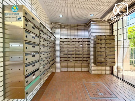 ���̑� �W���|�X�g�E��z�{�b�N�X�̗l�q�ł��B����̏ꍇ�ł����S���ĉו��̂��󂯎�肪�\�ȑ�z�{�b�N�X�ƁA�Y��Ɏ��������ꂽ�W���|�X�g