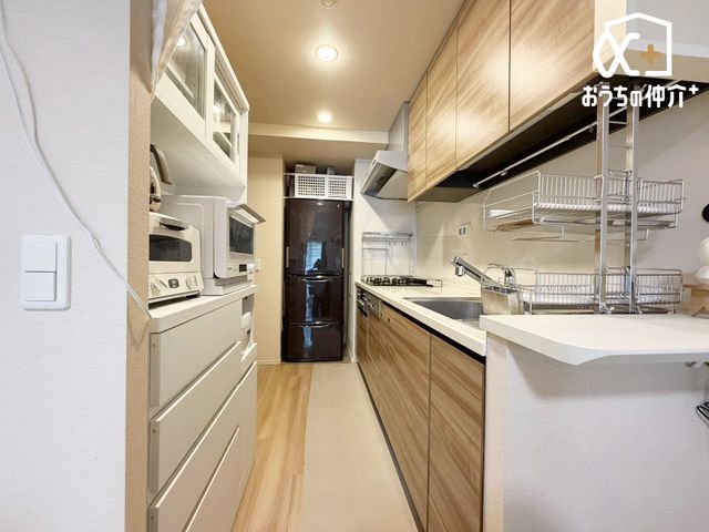 �L�b�`�� ��ƂɏW���ł���Ǖt���L�b�`���B�܂��A�ڂ̑O�ɕǂ����邱�Ƃɂ���ĉ���̔�юU��Ȃǂ��C�ɂ����ɍ�Ƃ��ł���Ƃ��������b�g������܂��B