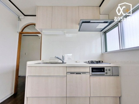 �L�b�`�� ��ƂɏW���ł���Ǖt���L�b�`���B�܂��A�ڂ̑O�ɕǂ����邱�Ƃɂ���ĉ���̔�юU��Ȃǂ��C�ɂ����ɍ�Ƃ��ł���Ƃ��������b�g������܂��B