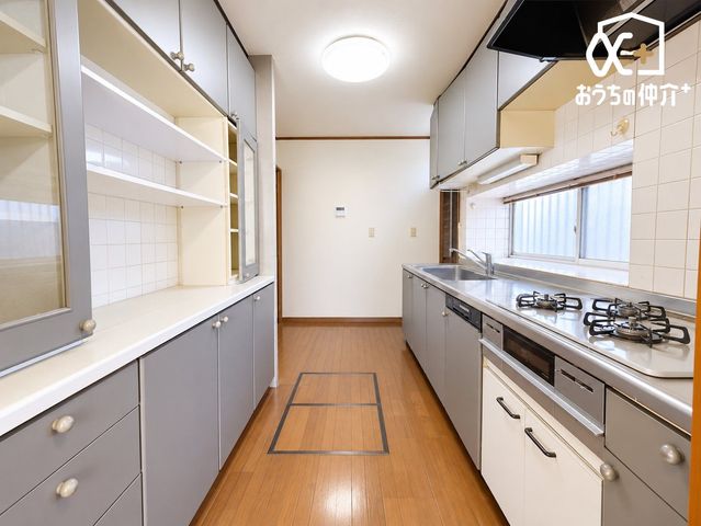 �L�b�`�� ��ƂɏW���ł���Ǖt���L�b�`���B�܂��A�ڂ̑O�ɕǂ����邱�Ƃɂ���ĉ���̔�юU��Ȃǂ��C�ɂ����ɍ�Ƃ��ł���Ƃ��������b�g������܂��B
