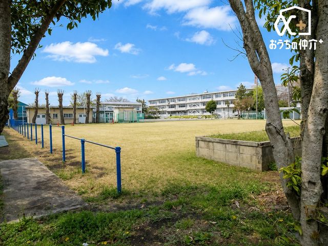 ���ӊ� ���v���Ďs����Z���w�Z �k��8���B�������F351�l(2023�N�x) �u���R�X�̍L��v�̖k�Ɉʒu����ΖL���Ȋ��ł��B 570m