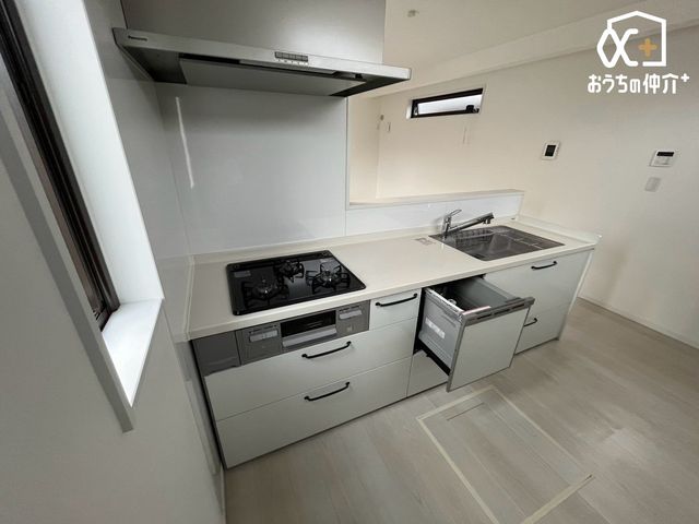 �L�b�`�� �`Kitchen�`�J�E���^�[�L�b�`���@���l�ڐ��̂�������ԁB�J�E���^�[�L�b�`���B�Ǝ������Ȃ�������q�l����ڂ𗣂��Ȃ��B���͂���l�l�ƒk�΂���B�J�E���^�[�L�b�`�������炱���\�ȓ���ł��B