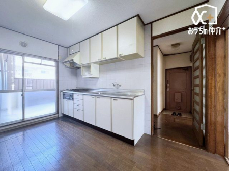 �L�b�`�� ��ƂɏW���ł���Ǖt���L�b�`���B�܂��A�ڂ̑O�ɕǂ����邱�Ƃɂ���ĉ���̔�юU��Ȃǂ��C�ɂ����ɍ�Ƃ��ł���Ƃ��������b�g������܂��B