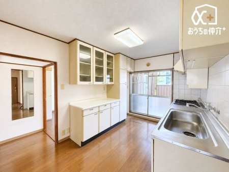 �L�b�`�� ��ƂɏW���ł���Ǖt���L�b�`���B�܂��A�ڂ̑O�ɕǂ����邱�Ƃɂ���ĉ���̔�юU��Ȃǂ��C�ɂ����ɍ�Ƃ��ł���Ƃ��������b�g������܂��B