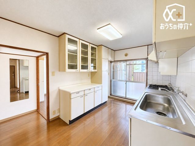 �L�b�`�� ��ƂɏW���ł���Ǖt���L�b�`���B�܂��A�ڂ̑O�ɕǂ����邱�Ƃɂ���ĉ���̔�юU��Ȃǂ��C�ɂ����ɍ�Ƃ��ł���Ƃ��������b�g������܂��B