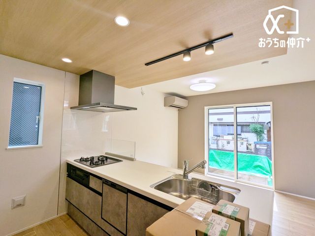 �L�b�`�� �Ƒ��̏Ί炪�W�܂�L�X16.6����LDK�I�ΖʃL�b�`�����烊�r���O�S�̂����n����A�R�~���j�P�[�V���������R�Ɛ��܂��S�n�悢��Ԃł��B