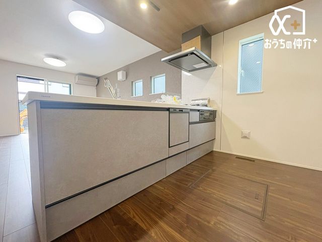 �L�b�`�� �Ƒ��Ƃ̉�b���y���݂Ȃ��炨�������ł���ΖʃJ�E���^�[�L�b�`���B�_�C�j���O�ւ̔z�V���Еt�����X���[�Y�ŁA�Ǝ����������߂�J���I�ŉ��K�ȃ��[�N�X�y�[�X�ł��B