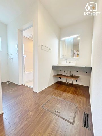 ���ʑ�E���ʏ� �������̂�����ʏ��́A�V���v���ł���Ȃ���@�\�I�ȃf�U�C���������B�L�߂̃X�y�[�X�Ǝ��[���[�����Ă���A�����̐g�x�x�₨����ꂪ�X���[�Y�ɍs���܂��B