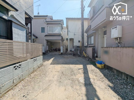 ���̑� ������悤�Ȑ��w�i�ɁA���z�̉��b�𑶕��Ɏ󂯂�B�L�т₩�ŊJ���I�Ȓ��]�ƁA�����Ղ�ƍ~�蒍���z���ɁA�����ɏZ�܂��ґ�������Ǝ������Ē����܂��B