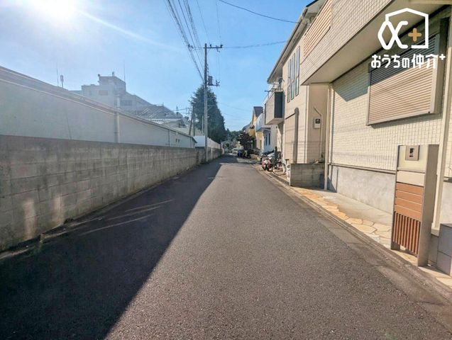 ���̑� ������悤�Ȑ��w�i�ɁA���X�ƘȂޓ@��́A���z�̉��b�𑶕��Ɏ󂯂�B�L�т₩�ŊJ���I�Ȓ��]�ƁA�����Ղ�ƍ~�蒍���z���ɁA�����ɏZ�܂��ґ�������Ǝ������Ē����܂�